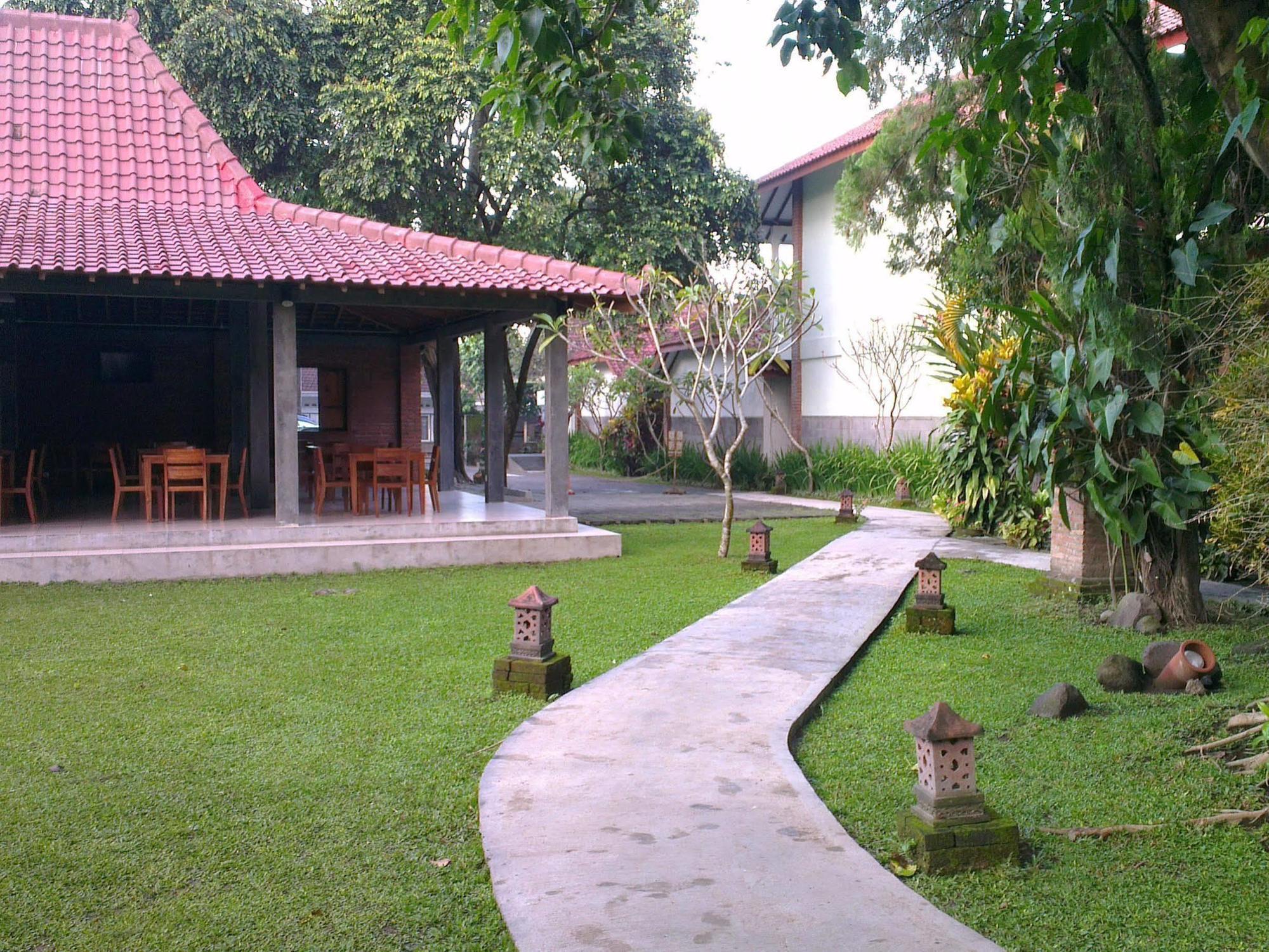 Puri Pangeran Hotel Yogyakarta Exterior photo